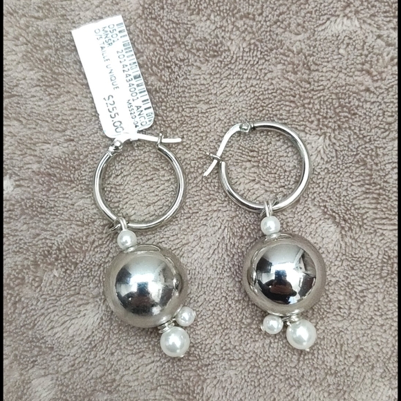 Holt Renfrew earring - Picture 2 of 3